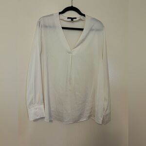 Banana Republic Factory blouse in off white. Size L